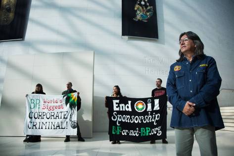 Gilberto with banners - Da